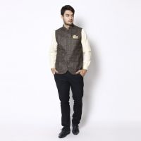 Even Sleeveless Self Design Men's Jacket