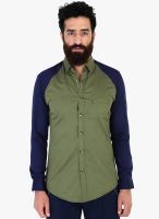 Mr Button Green Solid Slim Fit Casual Shirt