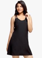 Loco En Cabeza Black Colored Solid Shift Dress