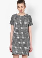 New Look Black Colored Printed Shift Dress