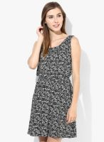 Cinnamon Black Colored Printed Shift Dress