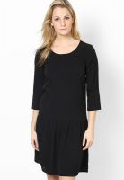 Only Black Colored Solid Shift Dress