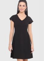 Femenino Black Colored Solid Skater Dress