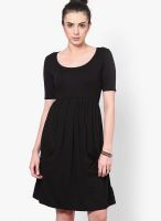Dorothy Perkins Black Colored Solid Shift Dress